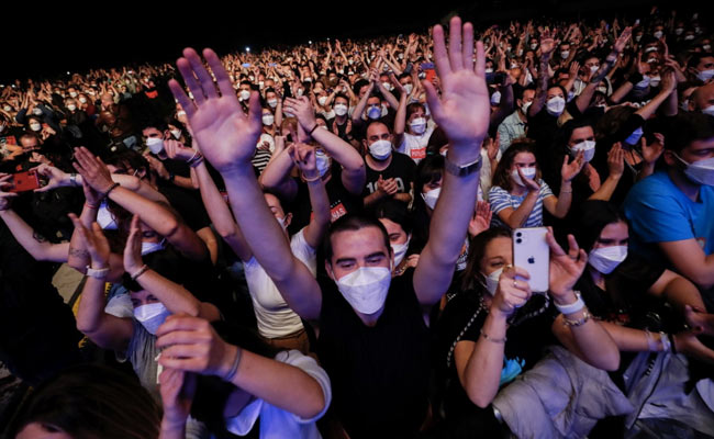 5,000 Fans Tested For Covid Before Non-Distanced Concert In Barcelona