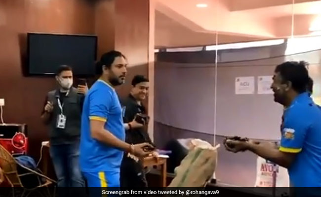 सचिन के 100वें शतक का साथी क्रिकेटरों ने एक दूसरे पर केक फेंक कर मनाया जश्न..देखें Video