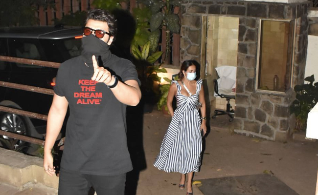 Viral: Arjun Kapoor Schools Paparazzo For Climbing Up Kareena Kapoor's Building