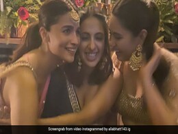 दोस्त की शादी में आलिया भट्ट ने सहेलियों संग 'गेंदा फूल पर किया डांस, देखें Photos और Video दोस्त की शादी में आलिया भट्ट ने सहेलियों संग 'गेंदा फूल पर किया डांस, देखें Photos और Video