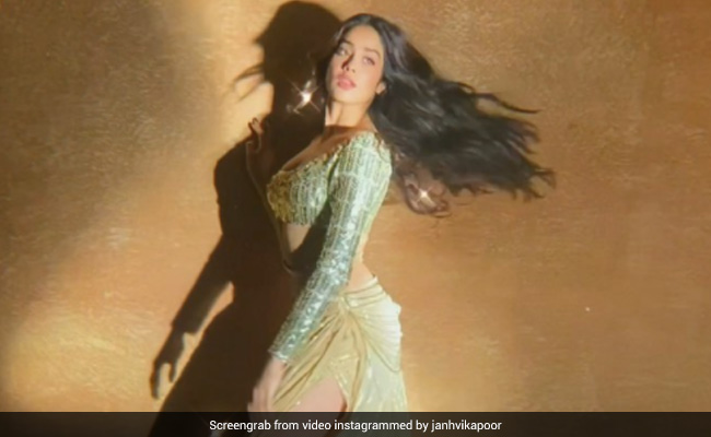 जाह्नवी कपूर ने स्टाइलिश अंदाज में कराया फोटोशूट, वायरल हुआ एक्ट्रेस का ग्लैमरस Video