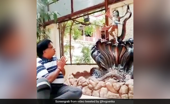 शख्स बोला, 'लॉकडाउन में बीवी झगड़ा करती है', तो ऊपर से आवाज़ आई - 'कोरोना स्कीम चालू है, ऊपर आ जा' - देखें मज़ेदार VIDEO