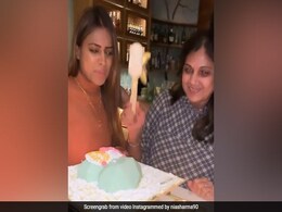 Nia Sharma ने अनोखे अंदाज में मनाया मॉम का जन्मदिन, हथौड़े से तुड़वाया केक- देखें Video Nia Sharma ने अनोखे अंदाज में मनाया मॉम का जन्मदिन, हथौड़े से तुड़वाया केक- देखें Video