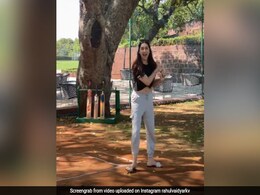 Rahul Vaidya की गेंद पर गर्लफ्रेंड Disha Parmar ने मारा ऐसा छक्का, सिंगर बोले- नया विराट कोहली...देखें Video Rahul Vaidya की गेंद पर गर्लफ्रेंड Disha Parmar ने मारा ऐसा छक्का, सिंगर बोले- नया विराट कोहली...देखें Video