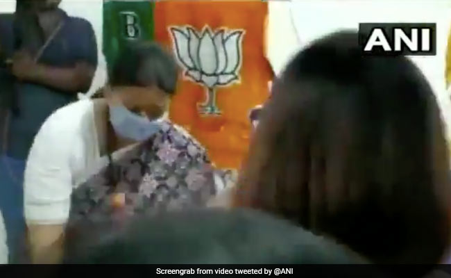 In Tamil Nadu To Campaign, Smriti Irani Dances With Party Workers. Watch