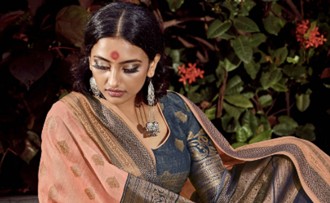 10 Top-Rated Cotton <i>Sarees</i> To Take On Hot Days With An Ethnic Look
