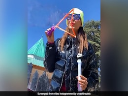 Urvashi Rautela 'इंस्पेक्टर अविनाश' के सेट पर पानी के बुलबुलों से खेलती आईं नजर, देखें Video Urvashi Rautela 'इंस्पेक्टर अविनाश' के सेट पर पानी के बुलबुलों से खेलती आईं नजर, देखें Video