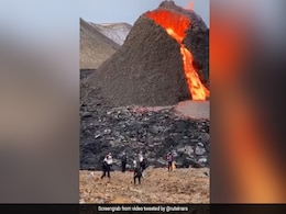 ज्वालामुखी फटने पर बहने लगा लावा, लेकिन कुछ लोग वहीं पास ही खेलते रहे वॉलीबॉल - देखें Shocking Video ज्वालामुखी फटने पर बहने लगा लावा, लेकिन कुछ लोग वहीं पास ही खेलते रहे वॉलीबॉल - देखें Shocking Video