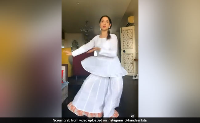 Ankita Lokhande ने प्रीति जिंटा को किया कॉपी, 'जिया जले जान जले' गाने पर मस्त अंदाज में किया डांस... Video