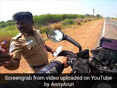 पुलिस वाले ने बाइकर को बीच सड़क पर रोका, फिर कुछ ऐसा करने को कहा जिसे सुन आपको नहीं होगा यकीन - देखें Video