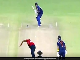 Ind Vs Eng: सूर्यकुमार यादव ने अजीबोगरीब तरह से जड़ा तूफानी छक्का, देखता रह गया गेंदबाज - देखें Video Ind Vs Eng: सूर्यकुमार यादव ने अजीबोगरीब तरह से जड़ा तूफानी छक्का, देखता रह गया गेंदबाज - देखें Video