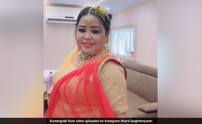 Happy Holi 2021: कॉमेडियन Bharti Singh ने 'मोहे रंग दो लाल' सॉन्ग पर यूं किया डांस, होली पर वायरल हुआ Video