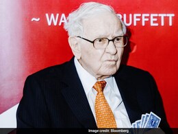Warren Buffett Stopped Gifting His Family $10,000 In Cash On Christmas. He Did This Instead