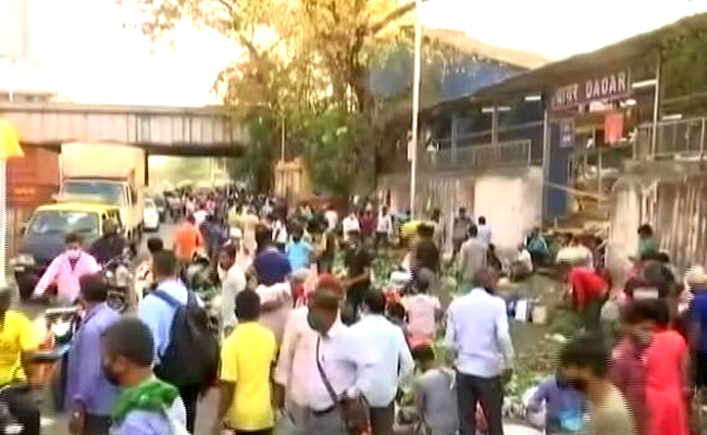 कोरोना रिटर्न्स! संक्रमण की रफ्तार बढ़ी लेकिन मुंबई के बाज़ार हैं बेख़ौफ़