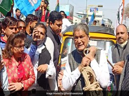 पेट्रोल-डीजल के बढ़ती कीमतों के खिलाफ पूर्व सीएम हरीश रावत ने रस्सी से खींचा ऑटोरिक्शा  पेट्रोल-डीजल के बढ़ती कीमतों के खिलाफ पूर्व सीएम हरीश रावत ने रस्सी से खींचा ऑटोरिक्शा