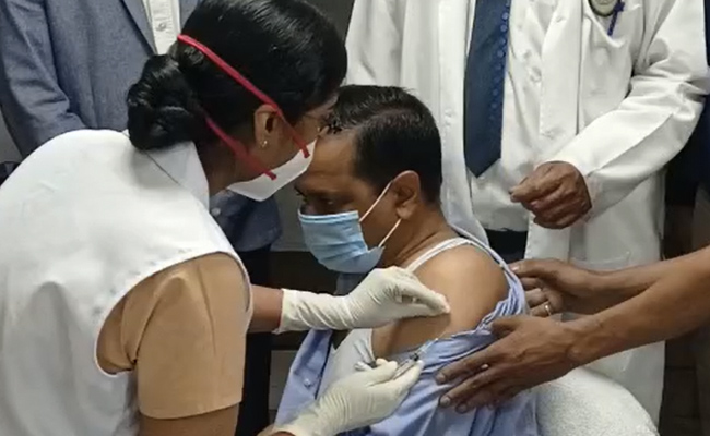 VIDEO : दिल्ली के CM अरविंद केजरीवाल ने अपने माता-पिता के साथ लगवाई कोविड वैक्सीन