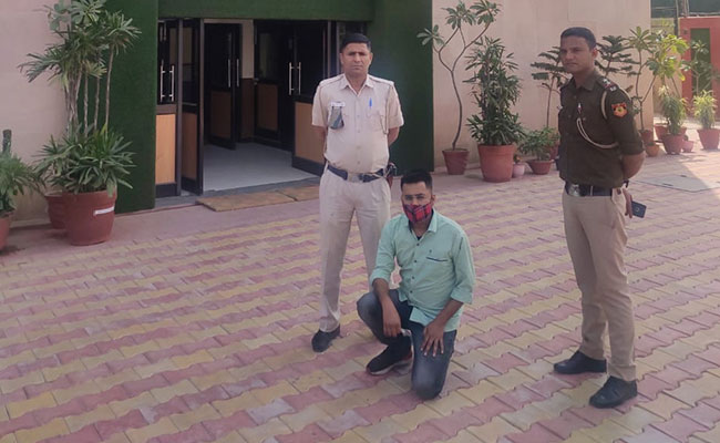 लड़कियों को इमोशनली ब्लैकमेल कर रुपये ऐंठने वाले को दिल्ली पुलिस ने दबोचा