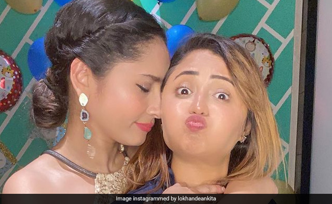 अंकिता लोखंडे ने पार्टी के दौरान मस्ती- मजाक में रश्मि देसाई को गिरा दिया, देखें एक्ट्रेस का फनी वीडियो