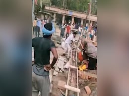 बिहार: JDU नेता और उनके समर्थकों ने महिलाओं को दौड़ा-दौड़ा कर पीटा, VIDEO आया सामने बिहार: JDU नेता और उनके समर्थकों ने महिलाओं को दौड़ा-दौड़ा कर पीटा, VIDEO आया सामने