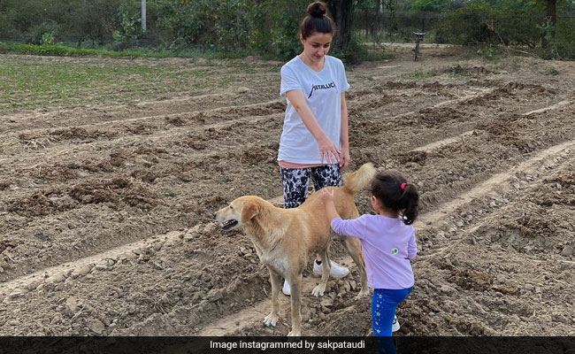 Just An Adorable Pic Of Soha Ali Khan And Daughter Inaaya "Having A Field Day"