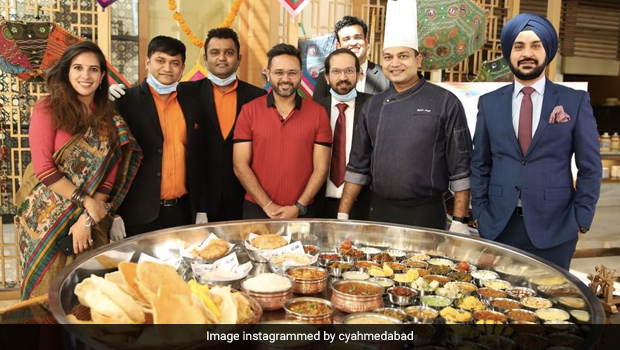 यह रेस्टोरेंट सर्व करता है 5 फुट लंबी ‘मोटेरा थाली’, जिसमें परोसी जाती हैं कोहली और धोनी के नाम की Dishes - देखें Photos