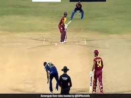 WI vs SL: एंजेलो मैथ्यूज़ की गेंद पर बल्लेबाज़ ने बिना देखे जड़ा धुआंधार छक्का, देखते रह गए खिलाड़ी - देखें Video WI vs SL: एंजेलो मैथ्यूज़ की गेंद पर बल्लेबाज़ ने बिना देखे जड़ा धुआंधार छक्का, देखते रह गए खिलाड़ी - देखें Video