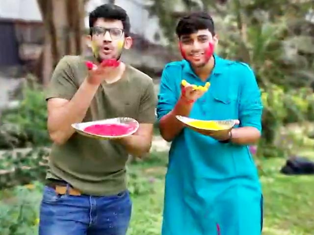 Holi 2021 Special: इन 10 तरह से नुकसान पहुंचाते हैं कैमिकल कलर्स, जानें बचाव के उपाय Holi 2021 Special: इन 10 तरह से नुकसान पहुंचाते हैं कैमिकल कलर्स, जानें बचाव के उपाय