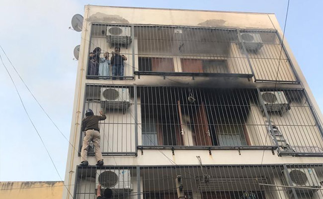 दिल्ली पुलिस के जवान ने 'स्पाइडरमैन' की तरह तीसरी मंजिल पर की चढ़ाई, आग से 3 की जिंदगी बचाई ! 