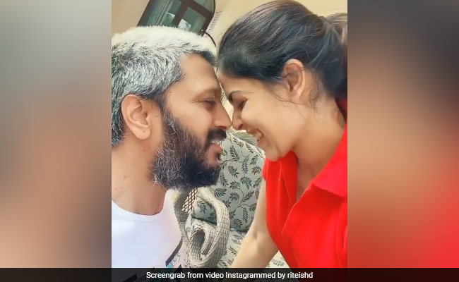 "Lockdown Memories": Just Genelia D'Souza And Riteish Deshmukh Adorably Lip-Syncing To <I>Saajan</i> Song