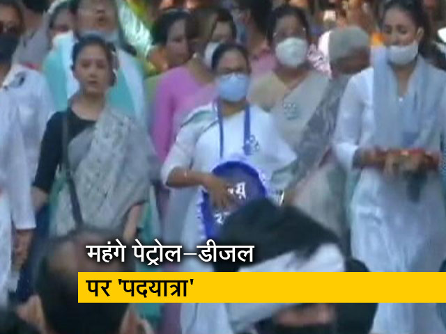 महंगे पेट्रोल-डीजल पर ममता बनर्जी की 'पदयात्रा'