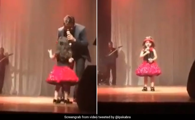स्टेज पर बेटी की जगह पिता ने गाया गाना, तो रोककर कहा- 'अकेले गाऊंगी...' फिर मचा दिया बच्ची ने धमाल - देखें Video