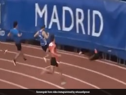 रेस में खुद पर कंट्रोल खो बैठा ये एथलीट, भागते-भागते यूं गया स्टेडियम के बाहर- देखें Video रेस में खुद पर कंट्रोल खो बैठा ये एथलीट, भागते-भागते यूं गया स्टेडियम के बाहर- देखें Video