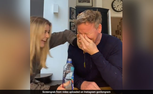 बेटी ने पिता के साथ किया खतरनाक Prank, बोतल में भरा पानी और उसपर रखा अंडा, फिर किया कुछ ऐसा - देखें Video