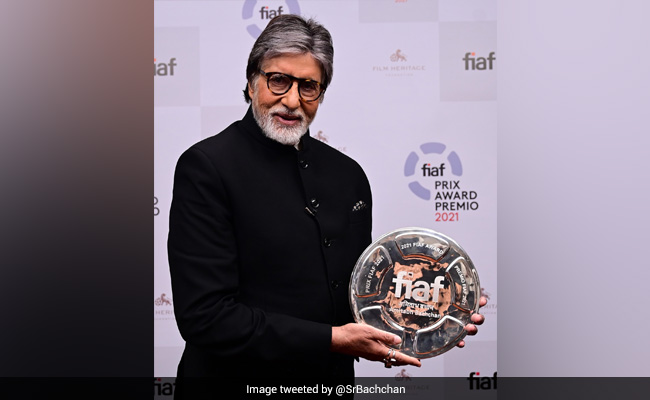 What Amitabh Bachchan Posted After Receiving An Award From Martin Scorsese, Christopher Nolan