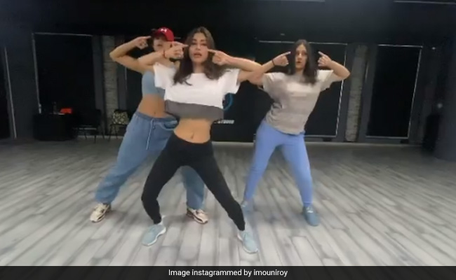 मौनी रॉय ने शेयर किया Video, इस अंदाज में डांस प्रैक्टिस करती आईं नजर