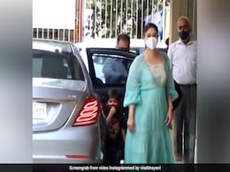 Taimur Ali Khan फोटोग्राफर्स को एटीट्यूड दिखाकर यूं भागे, तभी गेट से टकराकर गिर पड़े- देखें Video Taimur Ali Khan फोटोग्राफर्स को एटीट्यूड दिखाकर यूं भागे, तभी गेट से टकराकर गिर पड़े- देखें Video