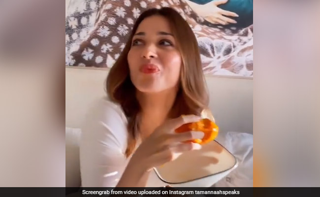 Tamannaah Bhatia ने 'डोन्ट रश चैलेंज' पर इस अंदाज में खाया आम, वायरल हुआ Video