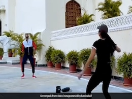 Katrina Kaif ने सिद्धांत चतुर्वेदी संग सेट पर खेला बैडमिंटन, ईशान खट्टर करने लगे डांस- देखें Video Katrina Kaif ने सिद्धांत चतुर्वेदी संग सेट पर खेला बैडमिंटन, ईशान खट्टर करने लगे डांस- देखें Video