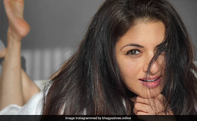 भाग्यश्री ने व्हाइट रोब पहन स्टाइलिश अंदाज में दिये पोज, Photos देख फैंस बोले- Gorgeous