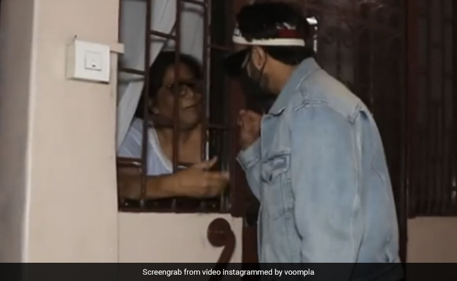 रणवीर सिंह Lamborghini कार से निकलते ही खिड़की के पास खड़े फैन्स के साथ बात करते आए नजर, देखें Video