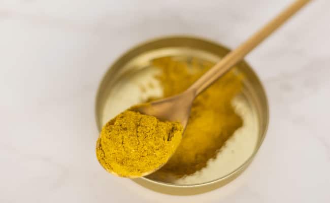 Turmeric Benefits: बालों का झड़ना रोकने, स्किन और पाचन को हेल्दी रखने के साथ लीवर को डिटॉक्स करने में भी फायदेमंद है हल्दी