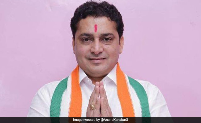 गुजरात: टी-शर्ट पहनकर विधानसभा पहुंचे कांग्रेस MLA को अध्‍यक्ष के आदेश पर निकाला गया बाहर