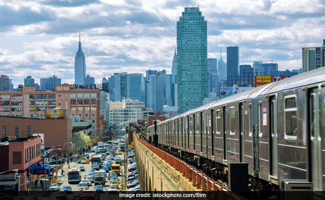 US में एशियाई-अमेरिकियों संग हिंसा का सिलसिला जारी, अब 83 वर्षीय बुजुर्ग महिला को मारा घूंसा, थूका भी