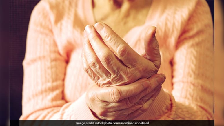 World osteoporosis day 2025: धीरे-धीरे खोखली होती हड्डियां, विश्व ऑस्टियोपोरोसिस दिवस पर जानिए बचाव के उपाय
