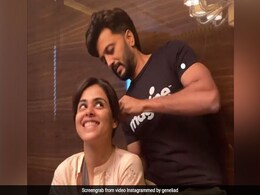 Riteish Deshmukh ने बनाई पत्नी जेनेलिया डिसूजा की चोटी, एक्ट्रेस का यूं आया रिएक्शन- देखें Video Riteish Deshmukh ने बनाई पत्नी जेनेलिया डिसूजा की चोटी, एक्ट्रेस का यूं आया रिएक्शन- देखें Video