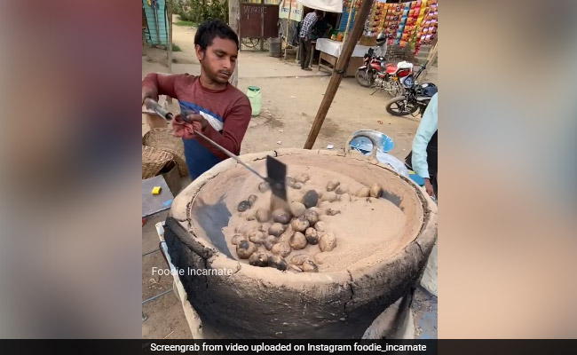 रेत में पकाकर बनाया जाता है ये स्ट्रीट फूड, सोशल मीडिया पर जमकर वायरल हो रहा Video