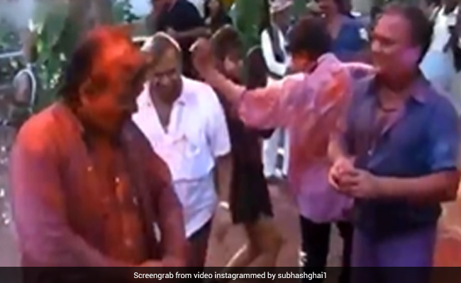 Spot Shah Rukh Khan And Gauri Dancing At This Holi Party Of The 90s