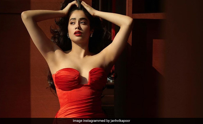 रेड कलर की आउटफिट में जाह्नवी कपूर ने करवाया स्टाइलिश फोटोशूट, एक्ट्रेस का दिखा ग्लैमरस अंदाज