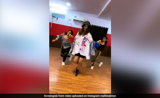 हिना खान ने लिया 'Don't Rush' चैलेंज, दोस्तों के साथ डांस करती आईं नजर... देखें Video