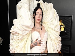 ग्रैमी 2021 रेड कार्पेट पर अनोखा आउटफिट पहन पहुंचीं अमेरिकन सिंगर Noah Cyrus, देखकर लोग बोले- पॉप कॉर्न जैसी क्यों दिख रही हो ग्रैमी 2021 रेड कार्पेट पर अनोखा आउटफिट पहन पहुंचीं अमेरिकन सिंगर Noah Cyrus, देखकर लोग बोले- पॉप कॉर्न जैसी क्यों दिख रही हो